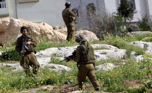 جنود إسرائيليّون يتوغّلون في مدينة صيدا في الضفّة الغربيّة أوّل من أمس (محمد بلص ـ أ ب)
