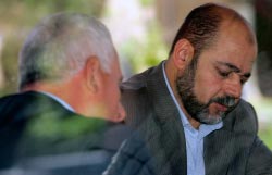 الأحمد وأبو مرزوق خلال محادثات مغلقة في صنعاء الأحد الماضي (خالد عبد الله ـ رويترز)