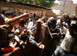 زحمة الخبز في أحد أحياء القاهرة أمس ( أسماء وغوه - رويترز)