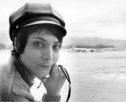 ليلى خالد التي شاركت في تنفيذ خطط حدّاد، في مطار بيروت عام 1970 (ه. كونداكجيان - أ ب)