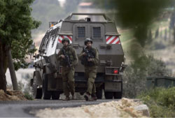 جنود إسرائيليون يتمركزون في أحد المواقع في بيرزيت في الضفة الغربية أمس (عباس موماني ـ أ ف ب)
