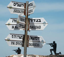 إشارات لتحديد المسافة بين الجولان المحتلّ إلى دمشق وبغداد (يهودا رايزنر ـــ أ ف ب)