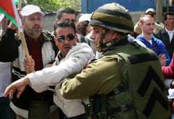 جندي إسرائيلي يقمع متظاهرين فلسطينيّين ضدّ إقفال إحدى الطرقات قرب رام الله (أ. غربلي ـــ أ ف ب)