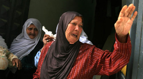 فلسطينيّة تبكي الشهيد حسن عوض الذي دُفن في رفح أمس (سيّد خطيب ـــ أ ف ب)
