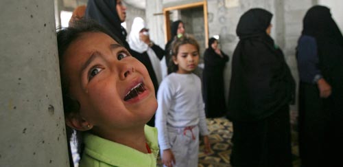طفل يبكي أحد شهداء خان يونس في القطاع أمس (إياد بابا ـــ أ ب)