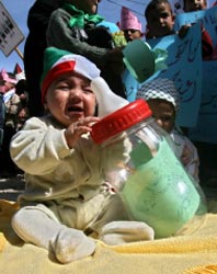طفل فلسطيني يشارك في تظاهرة لرفع الحصار عن أطفال فلسطين  على معبر رفح (سيد خطيب ـــ أ ف ب)