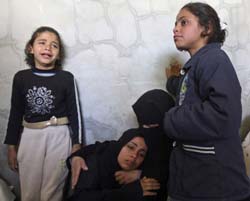 فلسطينيّون يبكون شهيداً سقط في مجزرة يوم الأربعاء (إياد بابا ــ رويترز)