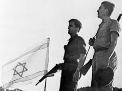 عناصر من عصابات الـ«هاغانا» الصهيونيّة بعد سيطرتهم على حيفا قبل 60 عاماً (أ ف ب)