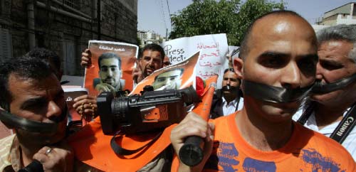 إعلاميّو غزّة يتظاهرون تضامناً مع زميلهم الشهيد فضل شانا في الخليل أمس (حازم بدر ـــ أ ف ب)