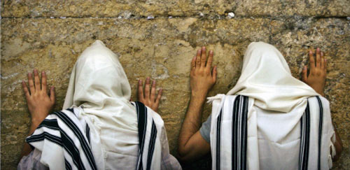 يهوديان يصلّيان على حائط المبكى في عيد الفصح اليهودي في القدس المحتلة أمس (دان باليتي ـ أ ب)