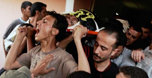 فلسطينيّون يشيّعون شهيد «الجهاد الإسلامي» فادي سالم في غزّة أمس (حاتم موسى ـــ أ ب)