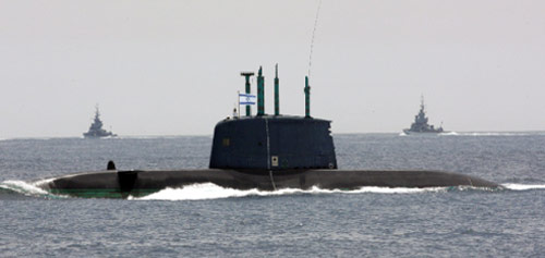 الغواصة الحربية الإسرائيلية «دولفين» تبحر في البحر المتوسط بمحاذاة تل أبيب في 5 أيار الماضي (جالي تيبون ـ  أ ف ب)