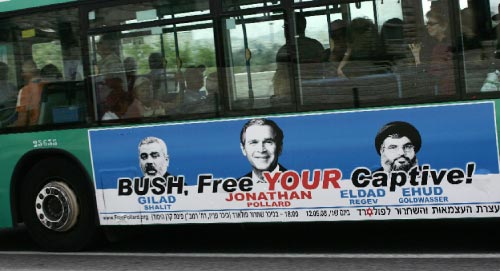 ملصق على حافلة في القدس المحتلة في 12 ايار الماضي يطالب بإطلاق الأسرى الاسرائيليين لدى حزب الله وحماس (مناحيم هاغانا - أ ف ب) 