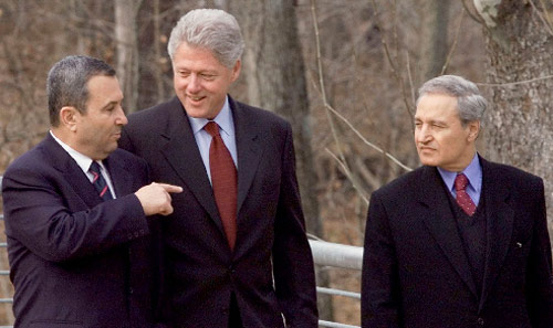 الشرع وكلينتون وباراك في صورة من عام 2000 (لاري داونينغ ـ رويترز)