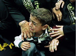 طفل فلسطيني يبكي والده الشهيد في مخيّم البريج أوّل من أمس (تارا تودراس وايتهيل ـ أ ب)