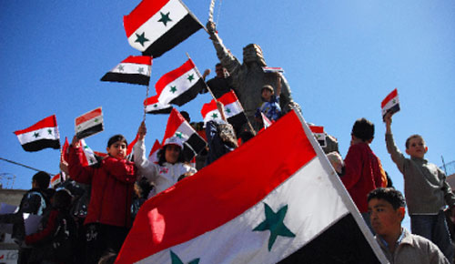 سوريّون يحتفلون بعيد استقلال بلدهم في الجولان المحتلّ في 17 نيسان (يهودا رايزنر ـــ أ ف ب)