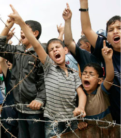 فلسطينيون يطالبون بإعادة فتح معبر رفح (إبراهيم أبو مصطفى ـــ رويترز)