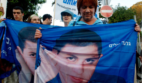إسرائيليّون يحيون الذكرى السنويّة الثانية لأسر شاليط (رونين زفولون ـــ رويترز)