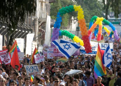 إسرائيليّون يشاركون في يوم مثليّي الجنس في القدس المحتلّة الأسبوع الماضي (عمّار عوض ـ رويترز)