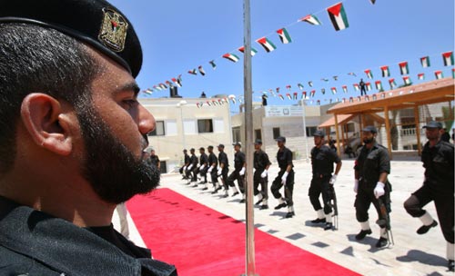 عناصر من شرطة غزّة يستعدّون لتأدية التحيّة لهنيّة في القطاع أمس (محمد عبد ــ أ ف ب)