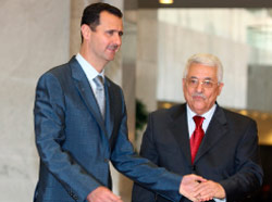 الأسد وأبو مازن في دمشق أمس (خالد الحريري ـــ رويترز)
