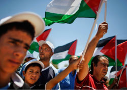 فلسطينيّون يتظاهرون ضدّ جدار الفصل العنصري في الضفّة الغربية أمس (كيفن فراير ـــ أ ب)