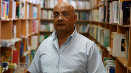 صالح عباسي في مكتبته في حيفا