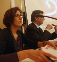 ناهدة نكد في المؤتمر الصحافي، وبدا إلى اليمين ألان دو بوزياك (مروان طحطح)