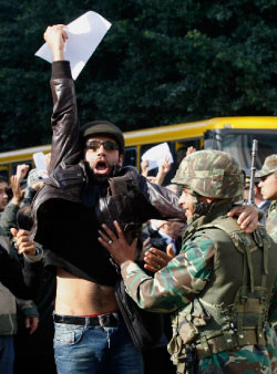 استمرت التظاهرات في العاصمة تونس أمس أيضاً (كريستوف إينا ــ أ ب)