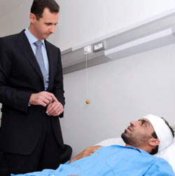 زار الرئيس السوري بشار الأسد أمس جرحى الجيش في مستشفى تشرين العسكري في دمشق (سانا)