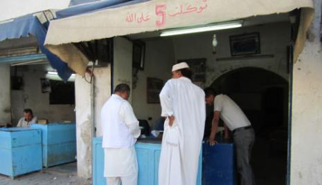 ليبيون يستبدلون أموالهم في مدينة بن قردان التونسيّة  