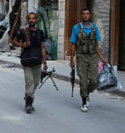 مقاتلان من المعارضة قرب حلب (زين كرم ــ رويترز)