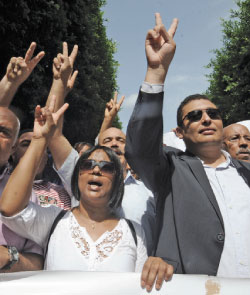 هل ينزل التونسيون الى الشارع لاسقاط الحكومة؟ (فتحي بلعيد ــ أ ف ب) 