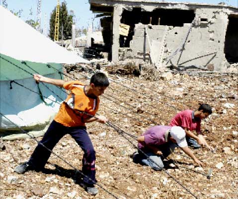 صبية لبنانيون ينصبون خيمة في الغندورية جنوب لبنان  (رويترز)