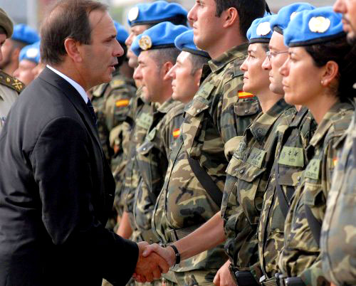 وزير الدفاع الإسباني جوزيه أنطونيو الونزو يودّع الجنود المتوجهين الى لبنان  (أي بي إيه)