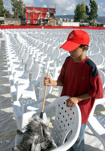 فتى ينظف المقاعد في موقع  المهرجان في الضاحية أمس (مروان طحطح)