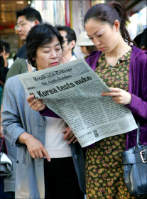 يابانيتان تتابعان نبأ التفجير النووي الكوري في طوكيو أمس  (أب)