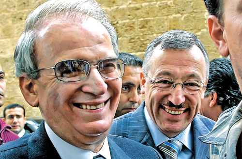 الوزيران مروان حمادة وأحمد فتفت قبيل دخولهما إلى اجتماع مجلس الوزراء أمس (أ ف ب)