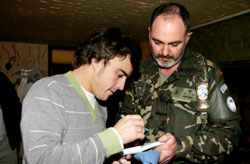 فرناندو ألونسو يوقّع لأحد عناصر “اليونيفيل” عند وصوله الى فندق في بلدة إبل السقي الجنوبية (أ ف ب)