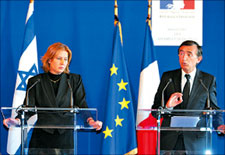 دوست بلازي وليفني في مؤتمر صحافي في باريس أمس (أ ف ب)