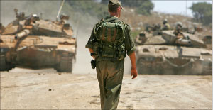 جندي اسرائيلي بالقرب من دبابتين عند الحدود اللبنانية قرب مستوطنة افيف