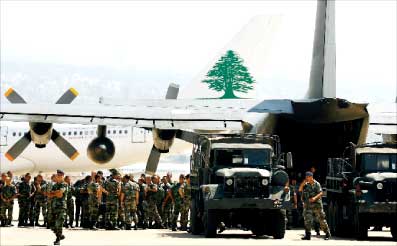 جنود فرنسيون بعد وصولهم إلى مطار بيروت الدولي أمس (رويترز)