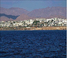 صورة من البحر لمنتجع شرم الشيخ في سيناء