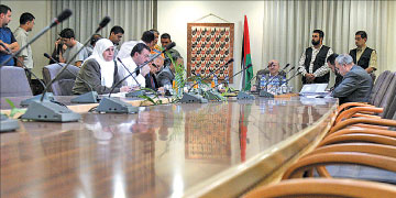 جلسة للحكومة الفلسطينية في رام الله أمس حضرها خمسة وزراء فقط (أ ف ب)