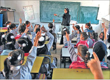 تلاميذ فلسطينيون يدرسون بمفردهم في غياب معلميهم في غزة أمس (أ ب)