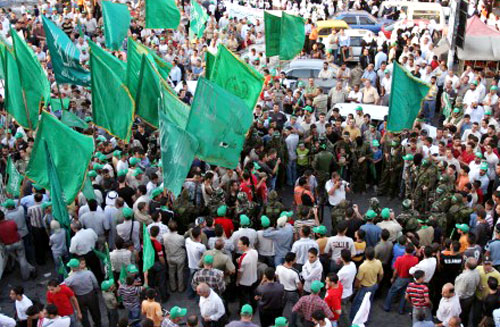أنصار «حماس» خلال تظاهرة في نابلس أمس دفاعاً عن الحكومة (أ ب)
