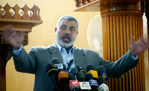 رئيس الوزراء الفلسطيني اسماعيل هنية في خطبة الجمعة في رفح أمس (أ ف ب)
