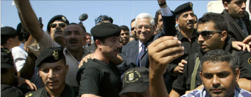 محمود عباس وسط متظاهرين يطالبون برواتبهم في غزة أمس (أ ف ب)