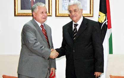 عباس مع الرئيس البولندي ليش كازينسكي في رام الله أمس (أ ب)