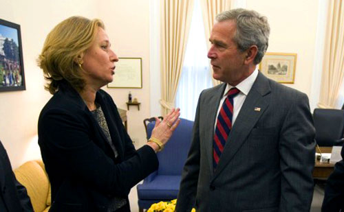 بوش يستمع الى ليفني في البيت الأبيض أول من أمس (رويترز)